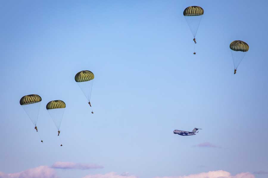 Parașutiștii NATO aterizează pe România